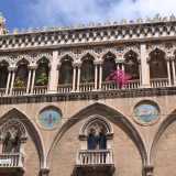 Prima di lasciare il corso non possiamo per� non perderci nella miriade di dettagli del prospetto di palazzo Fizzarotti. Ricchissimo esempio di neogotico veneziano nonch�  esempio pi� noto dei palazzi in stile eclettico del capoluogo pugliese, l�edificio si caratterizza anche per la ricchezza di simboli esoterici (foto di Katia Moro)